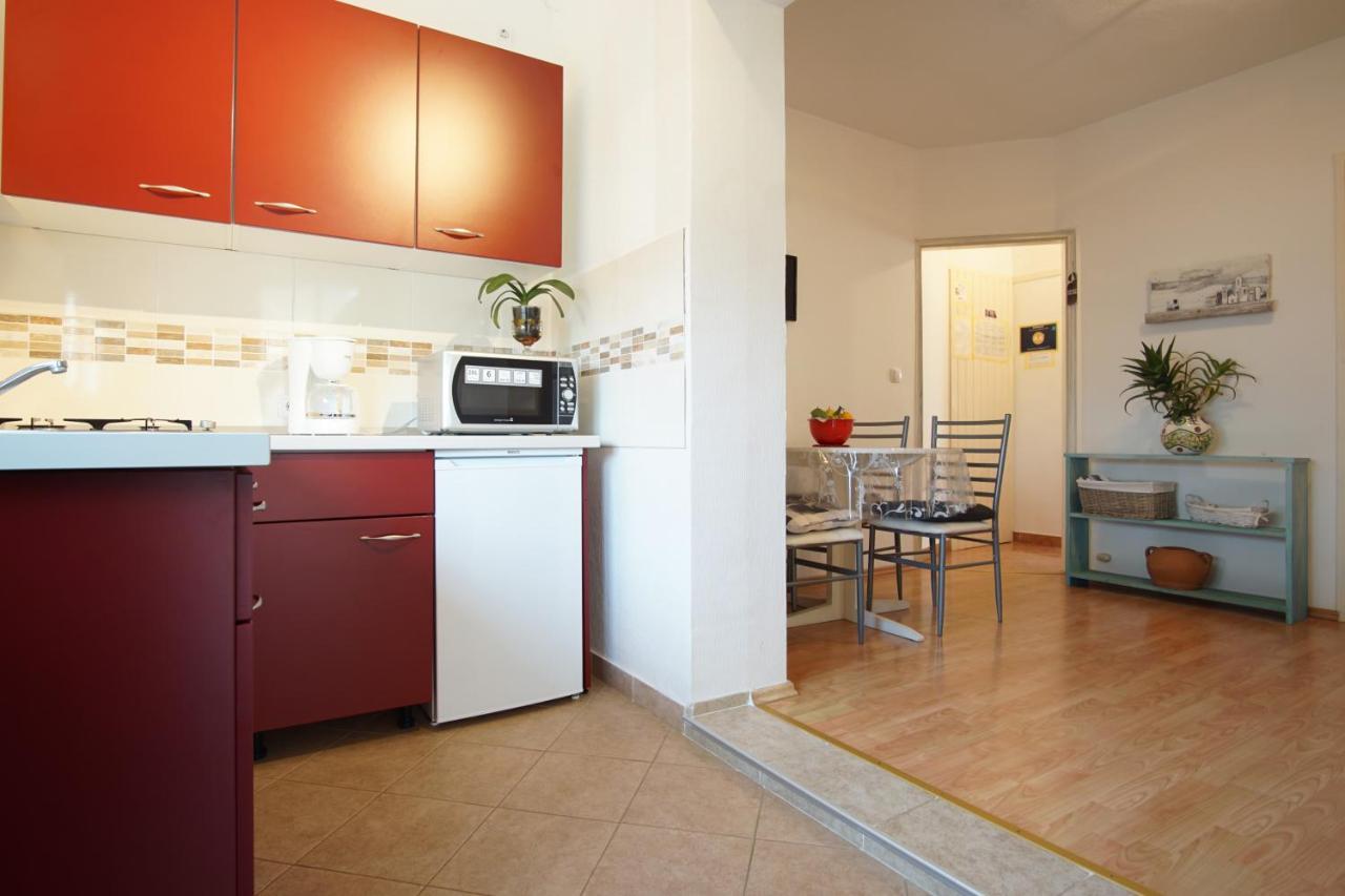 Apartments And Room Markovic 罗维尼村 外观 照片