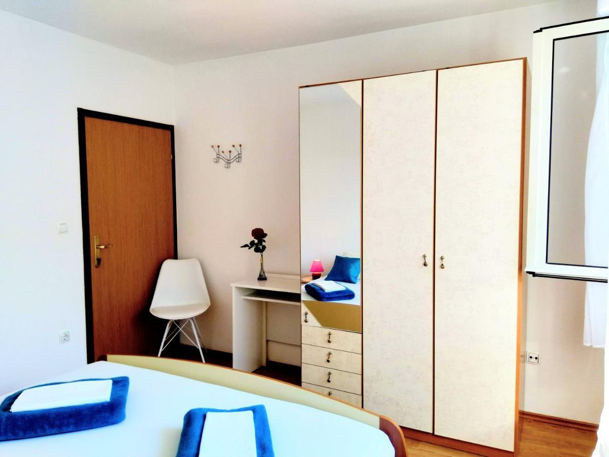 Apartments And Room Markovic 罗维尼村 外观 照片