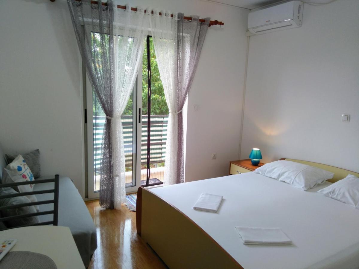 Apartments And Room Markovic 罗维尼村 外观 照片