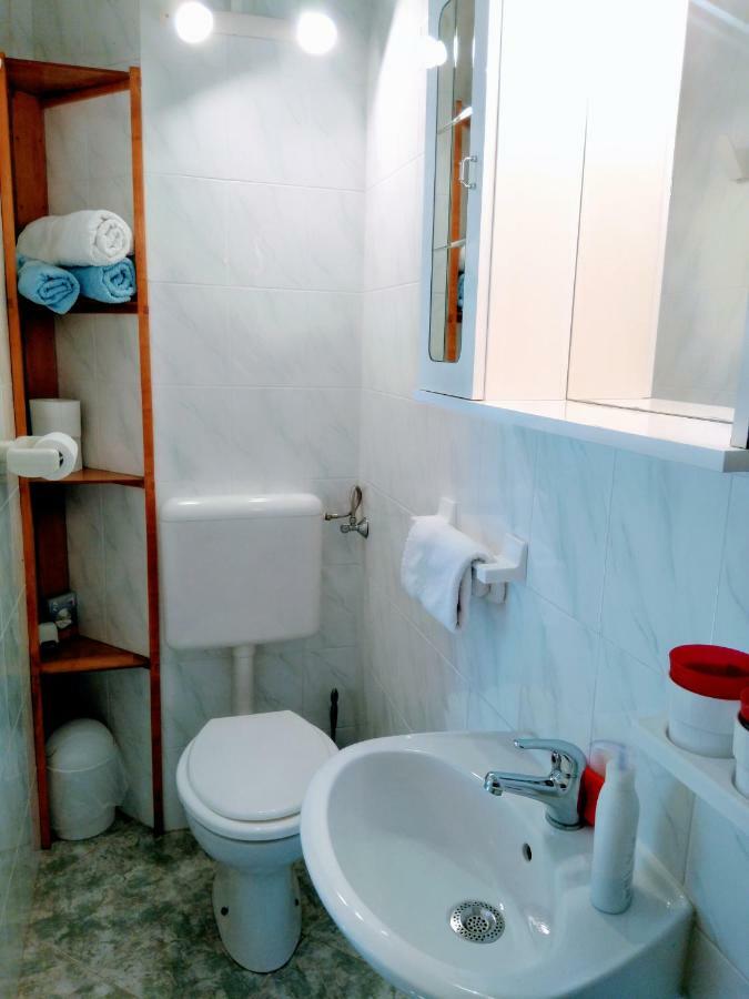 Apartments And Room Markovic 罗维尼村 外观 照片